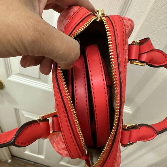 Mini Michael kors duffle bag with strap - Picture 4 of 4